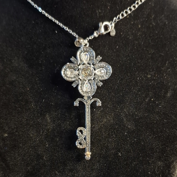 Dazzling Moissanite 925 Sterling Silver Key Pendant Necklace #10 - Picture 4 of 6